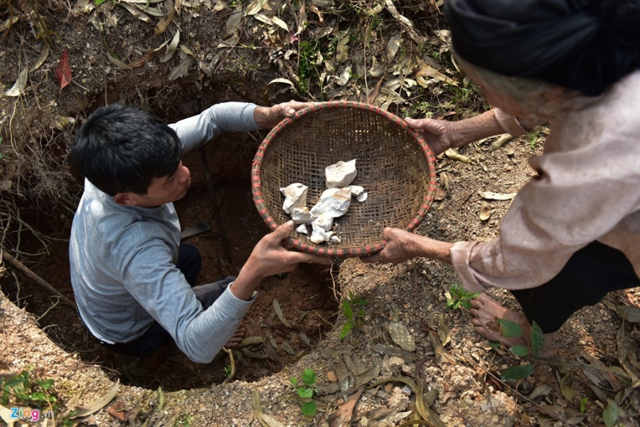 Những người bốc đất về ăn chỉ có ở Vĩnh Phúc hình ảnh 3 Nhung nguoi boc dat ve an chi co o Vinh Phuc hinh anh 3