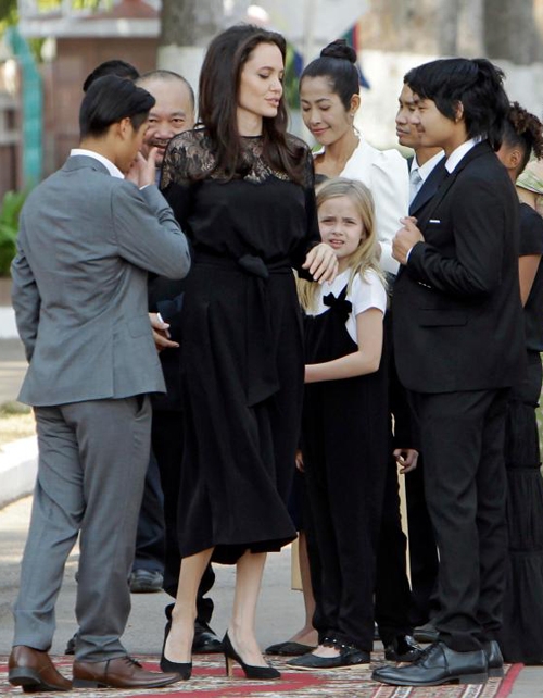cac-con-jolie-banh-bao-trong-le-ra-mat-phim-o-campuchia-2