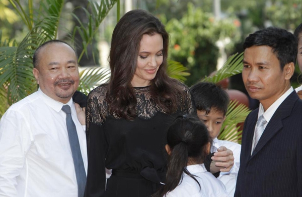 cac-con-jolie-banh-bao-trong-le-ra-mat-phim-o-campuchia-10
