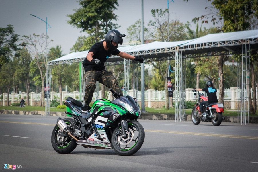 Dan choi xe phan khoi lon gap mat cuoi tuan tai Ha Noi hinh anh 9