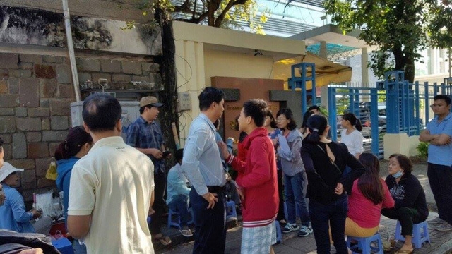 Gần 30 cư dân của dự án này đã kéo lên Sở Xây dựng TPHCM để tìm câu trả lời cho vấn đề: đến bao giờ mới nhận được nhà?
