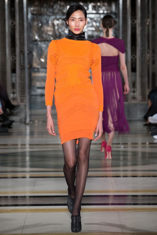 hoang-thuy-trang-pham-song-doi-catwalk-o-london-fashion-week-1