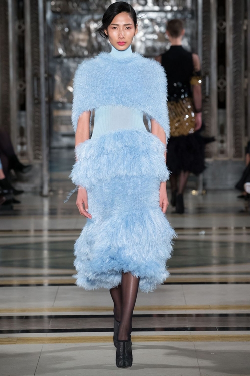 hoang-thuy-trang-pham-song-doi-catwalk-o-london-fashion-week-2