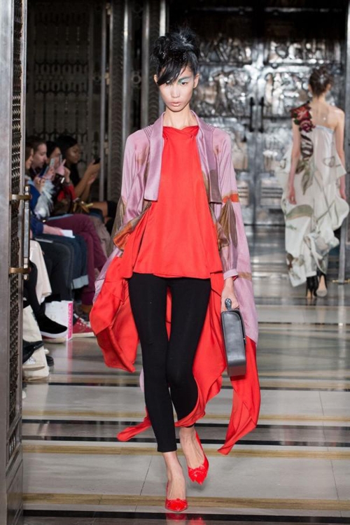hoang-thuy-trang-pham-song-doi-catwalk-o-london-fashion-week-5
