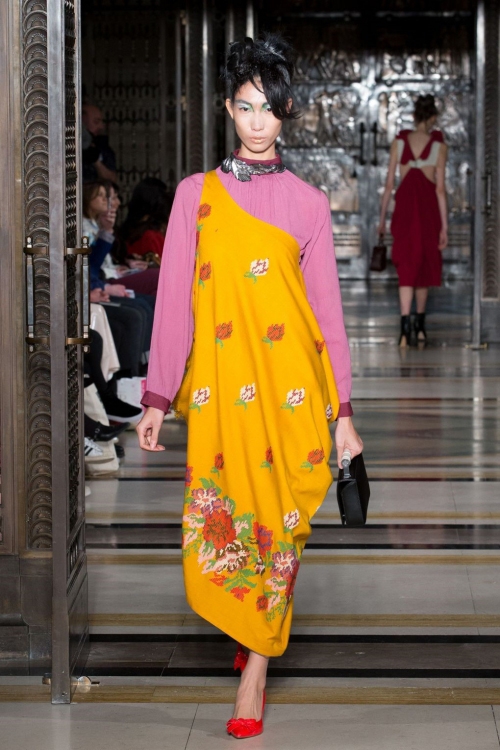 hoang-thuy-trang-pham-song-doi-catwalk-o-london-fashion-week-6