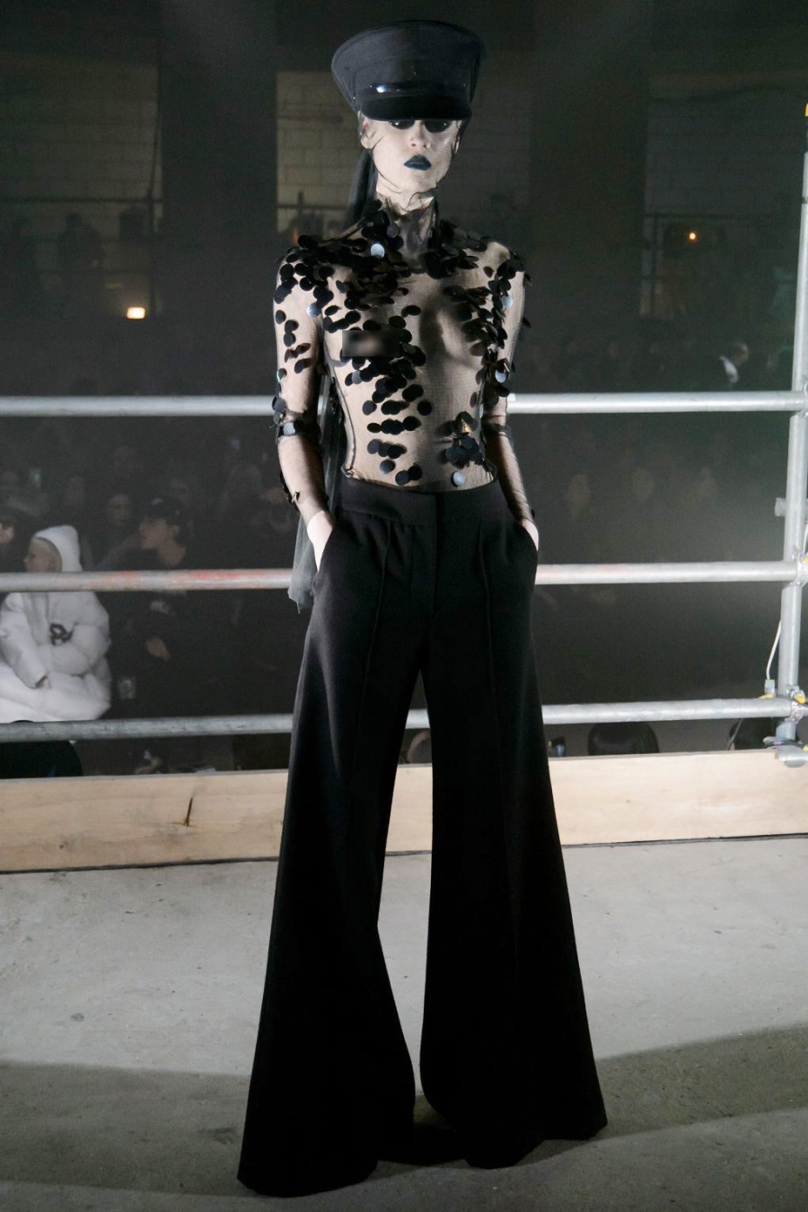Nguoi mau de nguc tran o London Fashion Week hinh anh 2