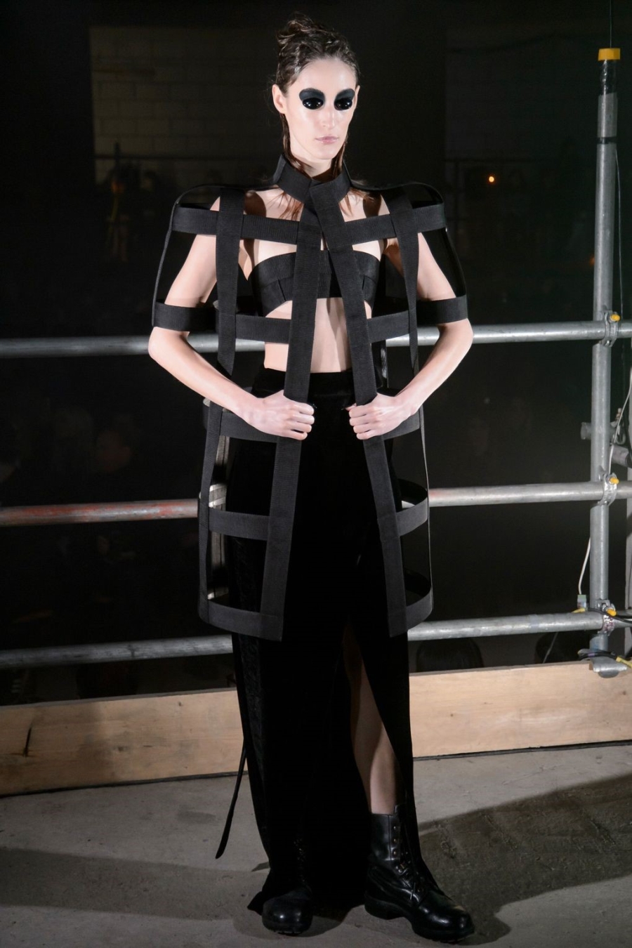 Nguoi mau de nguc tran o London Fashion Week hinh anh 3