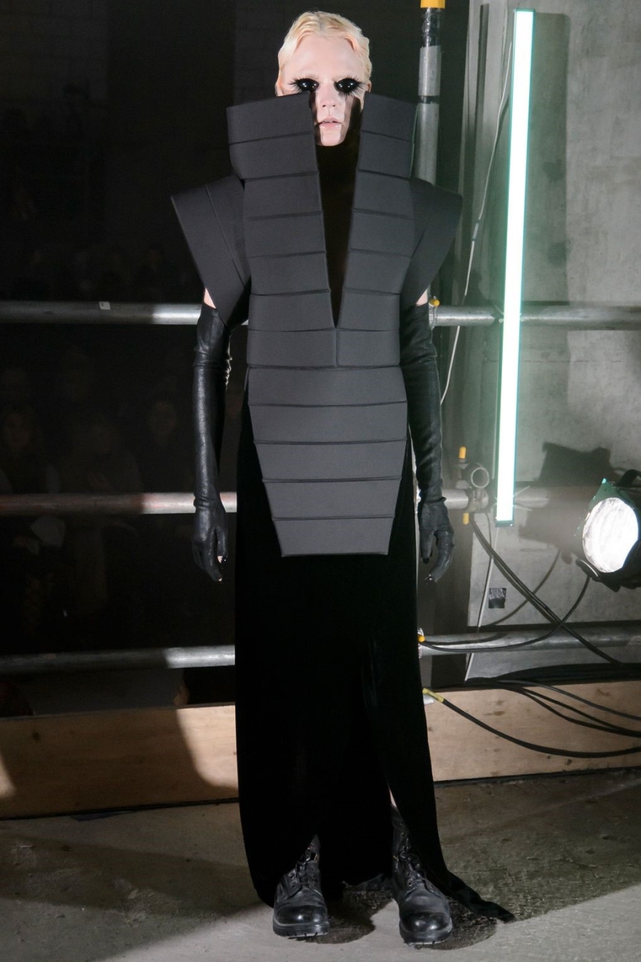 Nguoi mau de nguc tran o London Fashion Week hinh anh 5