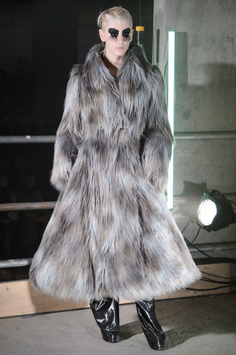 Nguoi mau de nguc tran o London Fashion Week hinh anh 8