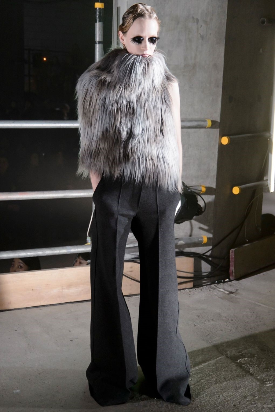 Nguoi mau de nguc tran o London Fashion Week hinh anh 9