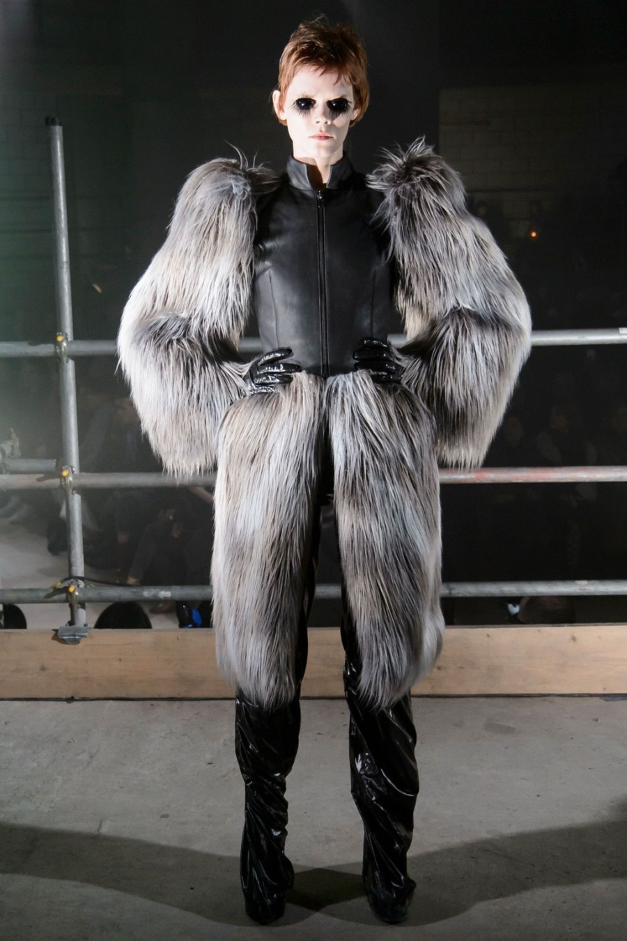 Nguoi mau de nguc tran o London Fashion Week hinh anh 10