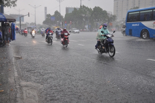 Sài Gòn bất ngờ mưa như trút nước giữa mùa khô - 4