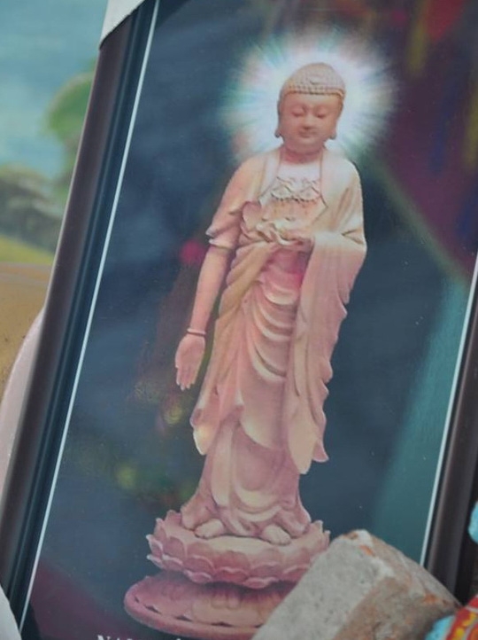  Tranh Phật Di đà được treo ở nhà bà Qúy. Ảnh: Văn Phụng. 