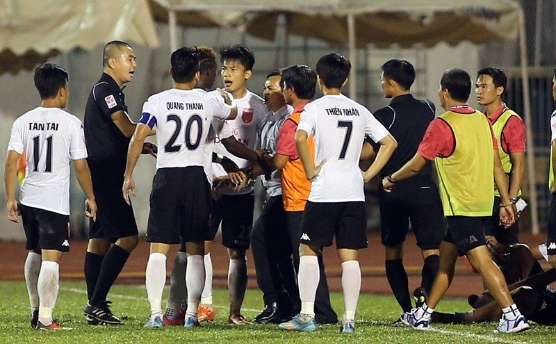 V-League 2017, sân Thống Nhất, Long An diễn trò hề, trọng tài Nguyễn Trọng Thư