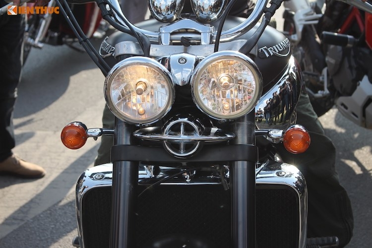 Can canh moto “khung” Triumph Rocket III tai Viet Nam-Hinh-4
