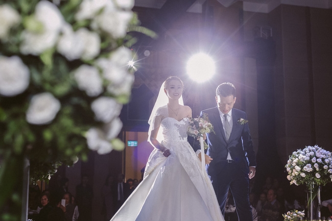 Cặp vợ chồng doanh nhân Hà Nội chi gần 1 tỷ để tổ chức đám cưới lung linh ngàn ngọn nến - Ảnh 1. Cặp vợ chồng doanh nhân Hà Nội chi gần 1 tỷ để tổ chức đám cưới lung linh ngàn ngọn nến - Ảnh 1.