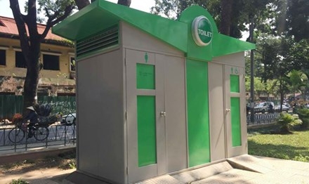 Một nhà vệ sinh công cộng bị bỏ hoang.