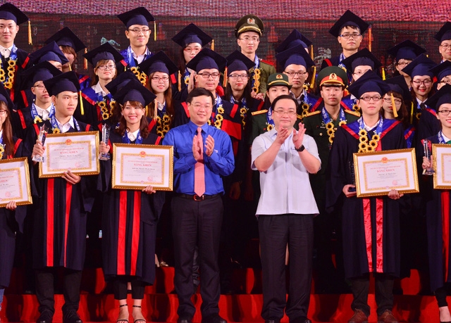  Hà Nội tổ chức lễ tuyên dương thủ khoa xuất sắc ở các trường đại học trên địa bàn (Ảnh: Mai Châm) 