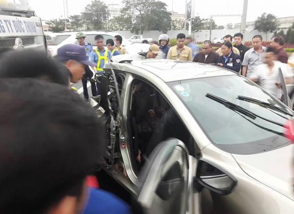 Hà Nội: Xe ô tô bẹp dúm khi va chạm với đầu kéo, 2 phụ nữ phải nhập viện cấp cứu - Ảnh 3.
