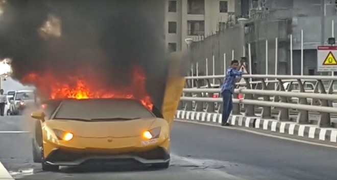 Lamborghini trieu hoi 5.900 chiec Aventador vi so chay no hinh anh 1