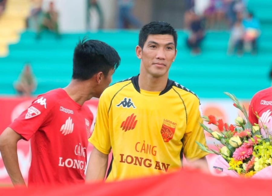 Thủ môn Minh Nhựt cho biết anh nhận được quyết định kỷ luật từ một cuộc điện thoại của Chủ tịch CLB Long An - ông Võ Thành Nhiệm. 