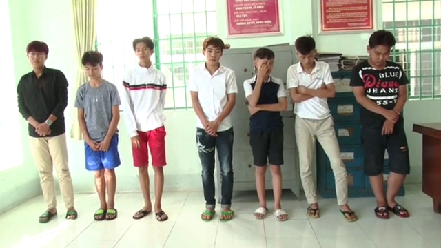  7 đối tượng khai nhận nhiều lần ném đá vỡ kính xe ô tô của khách đậu trên đường TP Rạch Giá 