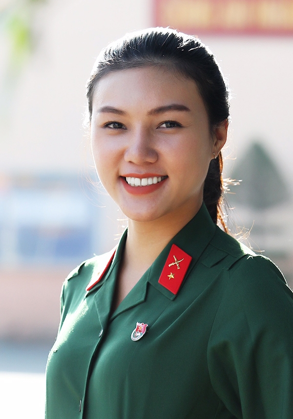 Nụ cười xinh đẹp và tự tin của Giao Linh trong ngày nhập ngũ