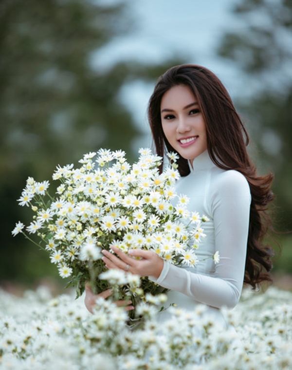 Á khôi xinh đẹp suy nghĩ rằng: Ai cũng chọn việc nhẹ nhàng, gian khổ biết dành phần ai.