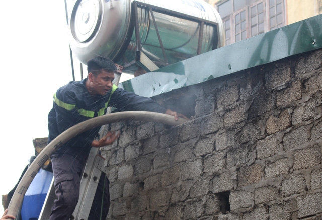 Nước được phun từ trên cao xuống để làm mát khu vực phía trong ki ốt