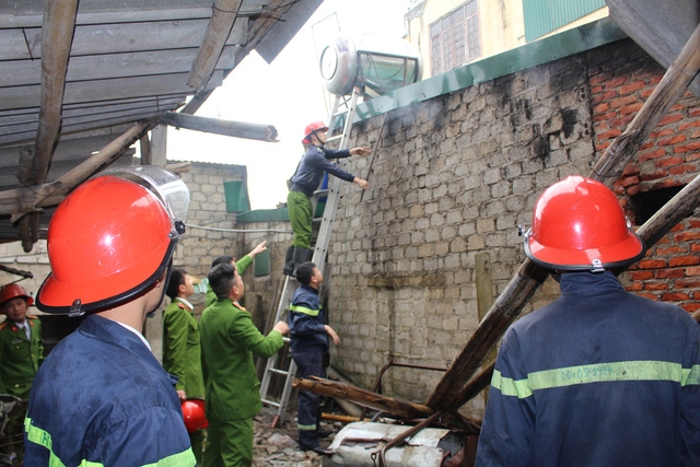 Tháo dỡ mái để thoát khói ra ngoài