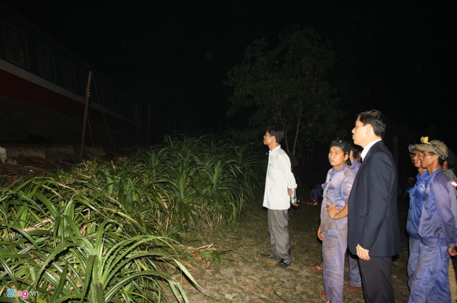 Cong nhan trang dem cuu ho tau SE2 lat o Hue hinh anh 5