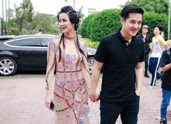 Đồng hành cùng Đông Nhi tại Giọng hát Việt là bạn trai Ông Cao Thắng. Trang phục của Đông Nhi ít bị phản ứng nhất trong dàn HLV khi xuất hiện những tập đầu tiên.