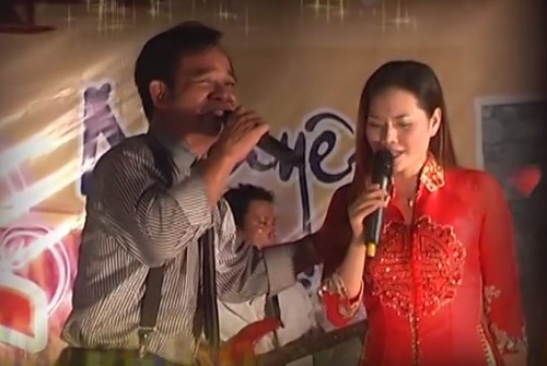 Quang tèo và Lương Nguyệt Anh song ca trong ngày vui của một cặp cô dâu chú rể. Ảnh: TL.