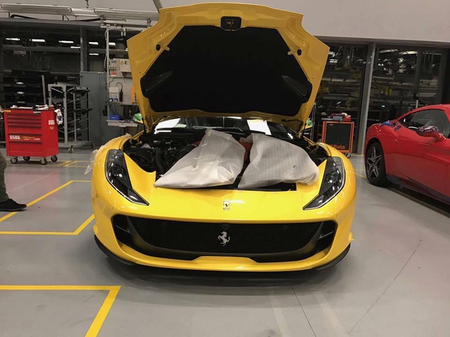 Lộ ảnh bằng xương, bằng thịt của siêu xe Ferrari 812 Superfast - Ảnh 1.