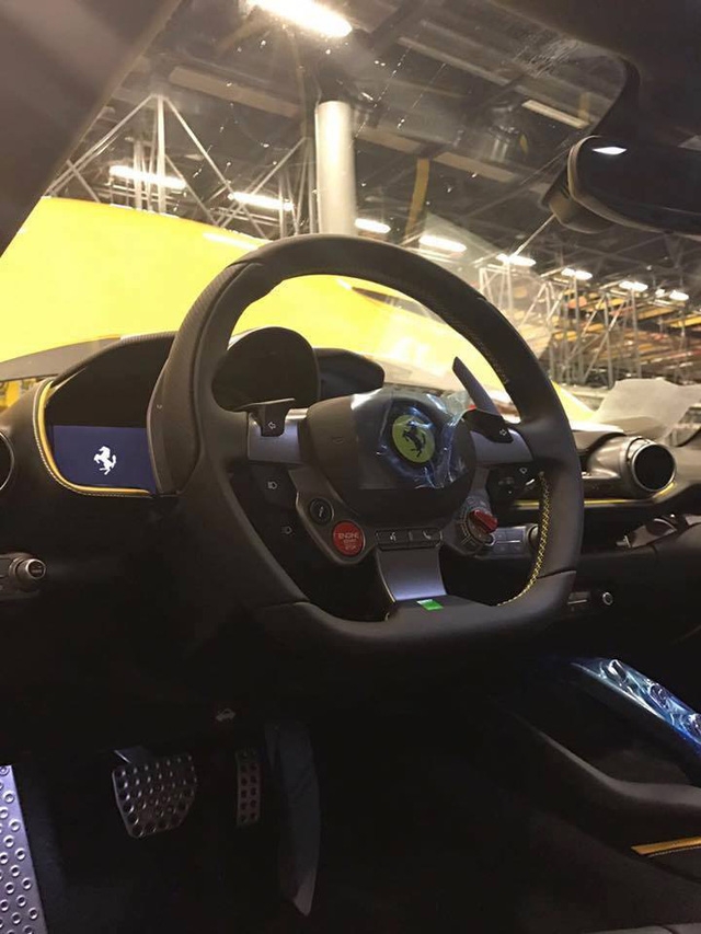 Lộ ảnh bằng xương, bằng thịt của siêu xe Ferrari 812 Superfast - Ảnh 4.