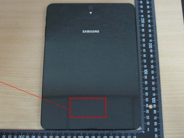 Mặt sau của Samsung Galaxy Tab S3 với cạnh viền màu đen, đồng bộ với thiết kế chung.
