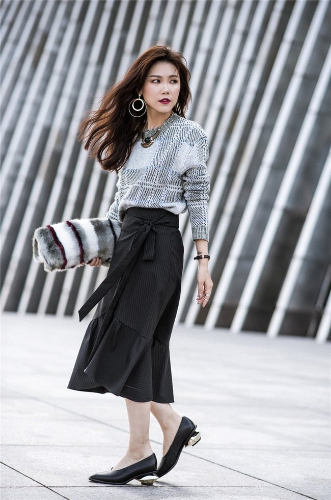 Loạt váy áo điệu đà, bay bổng sẽ đốn tim các nàng trong street style Châu Á tuần này - Ảnh 4.