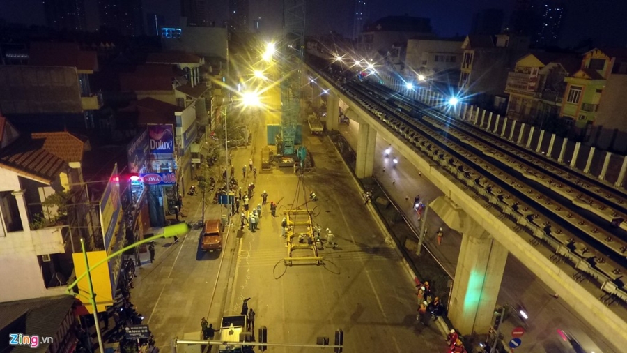 Nguoi dan ra pho xem cau lap toa tau duong sat tren cao hinh anh 1