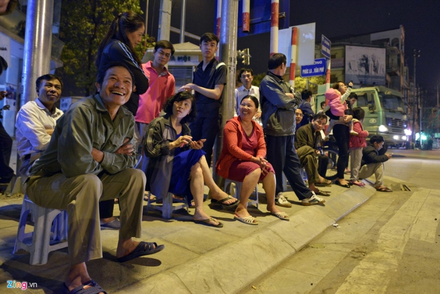 Nguoi dan ra pho xem cau lap toa tau duong sat tren cao hinh anh 3