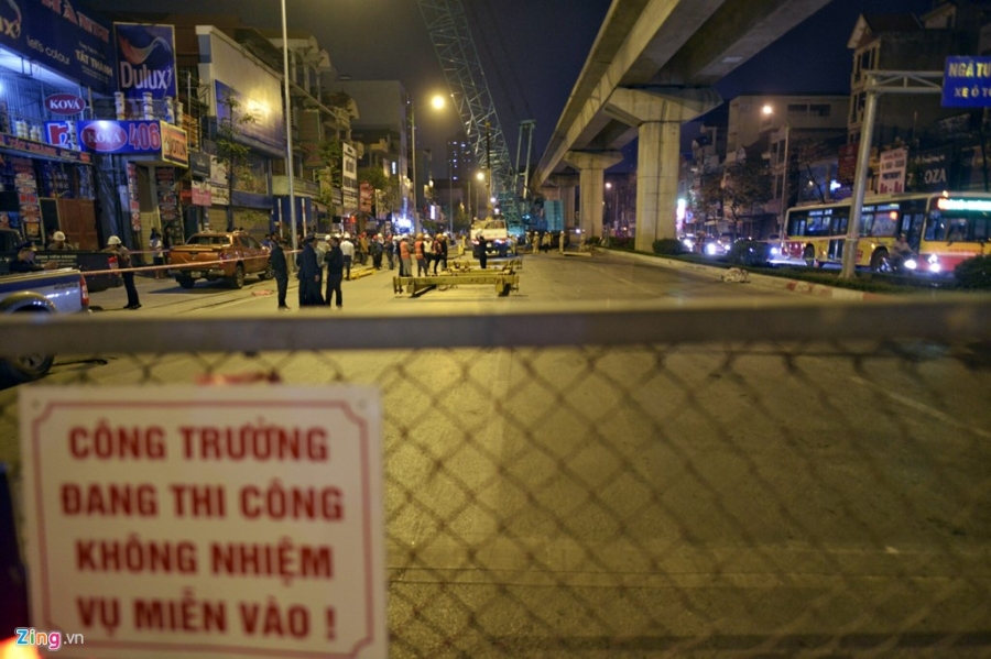 Nguoi dan ra pho xem cau lap toa tau duong sat tren cao hinh anh 6