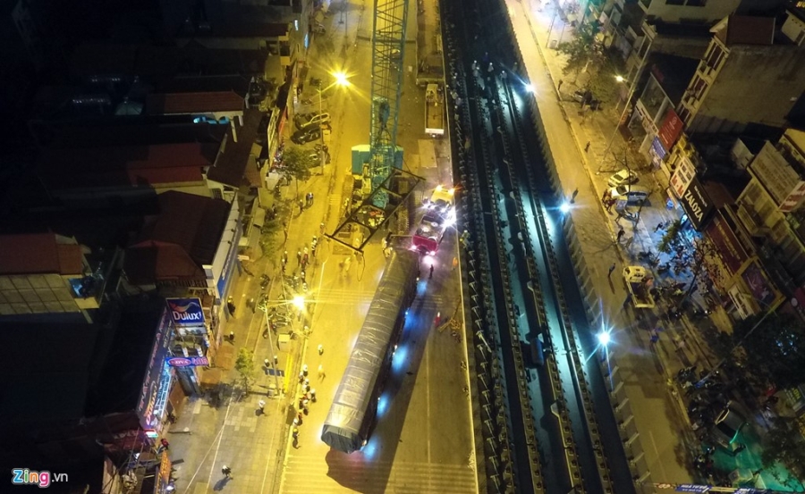 Nguoi dan ra pho xem cau lap toa tau duong sat tren cao hinh anh 7
