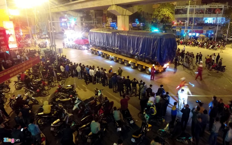 Nguoi dan ra pho xem cau lap toa tau duong sat tren cao hinh anh 8