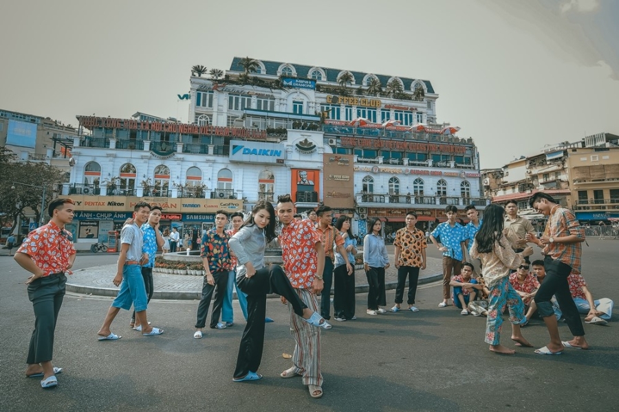 Anh ky yeu phong cach 'thanh nien Ha Noi nhung nam 90' hinh anh 3