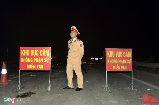 Canh sat deo AK bao ve hien truong vu no xe khach hinh anh 9