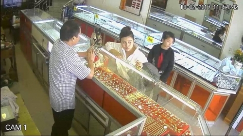 clip: dan canh trom gan 10 cay vang trong tiem vang o lang son hinh anh 1