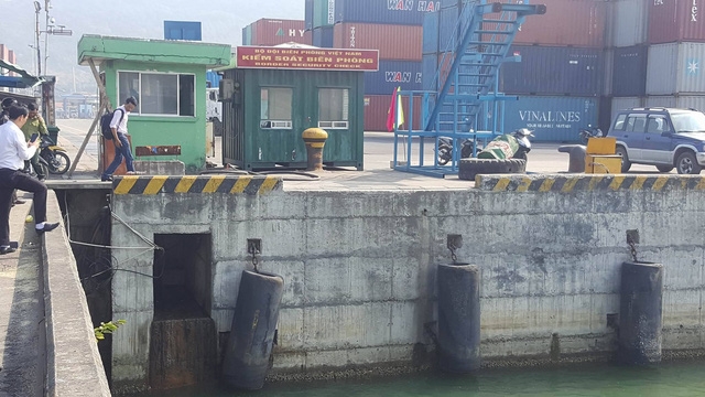 Cống xả thải tại cầu cảng số 4 thuộc Cảng Tiên Sa (Đà Nẵng)