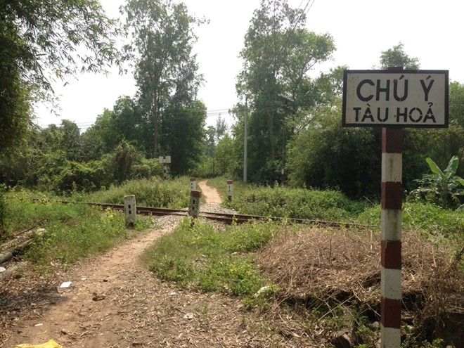 Ngoi choi tren duong ray, be trai 2 tuoi bi tau tong tu vong hinh anh 2