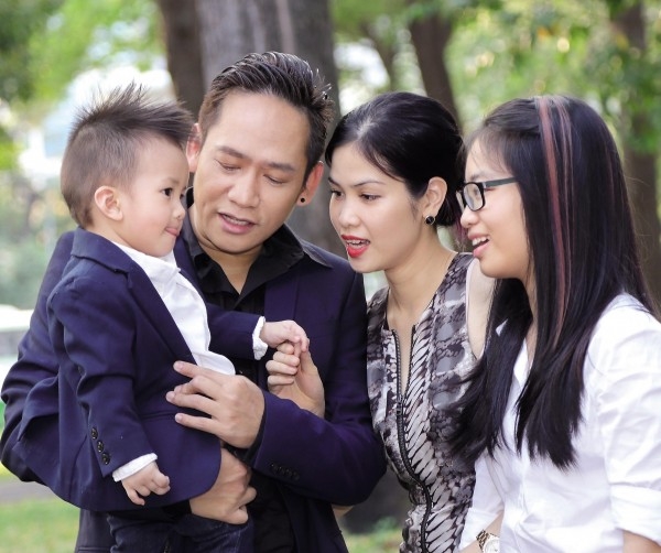 nguoi vo xinh dep dung sau thanh cong va luon ung ho duy manh la ai? hinh anh 2
