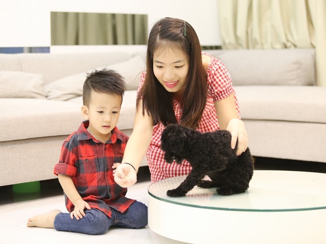 nguoi vo xinh dep dung sau thanh cong va luon ung ho duy manh la ai? hinh anh 3