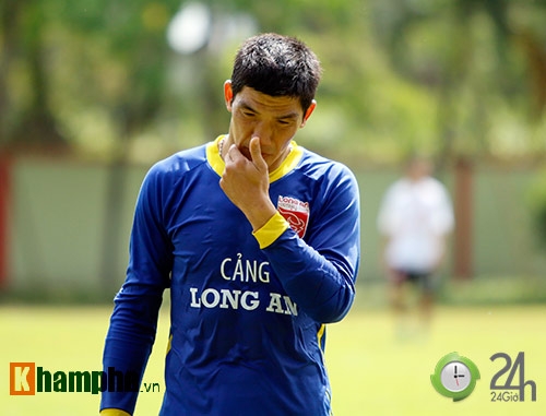 Thủ môn Long An bị ra đường lái taxi, vợ hoang mang - 1